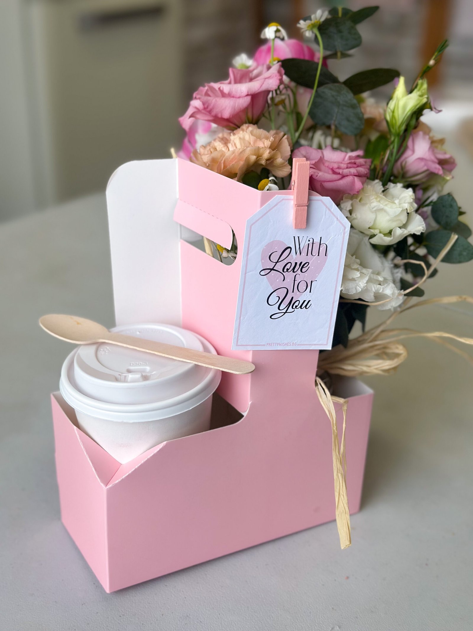 Кутия с букет и мини тортичка в чашка(само лично вземане)