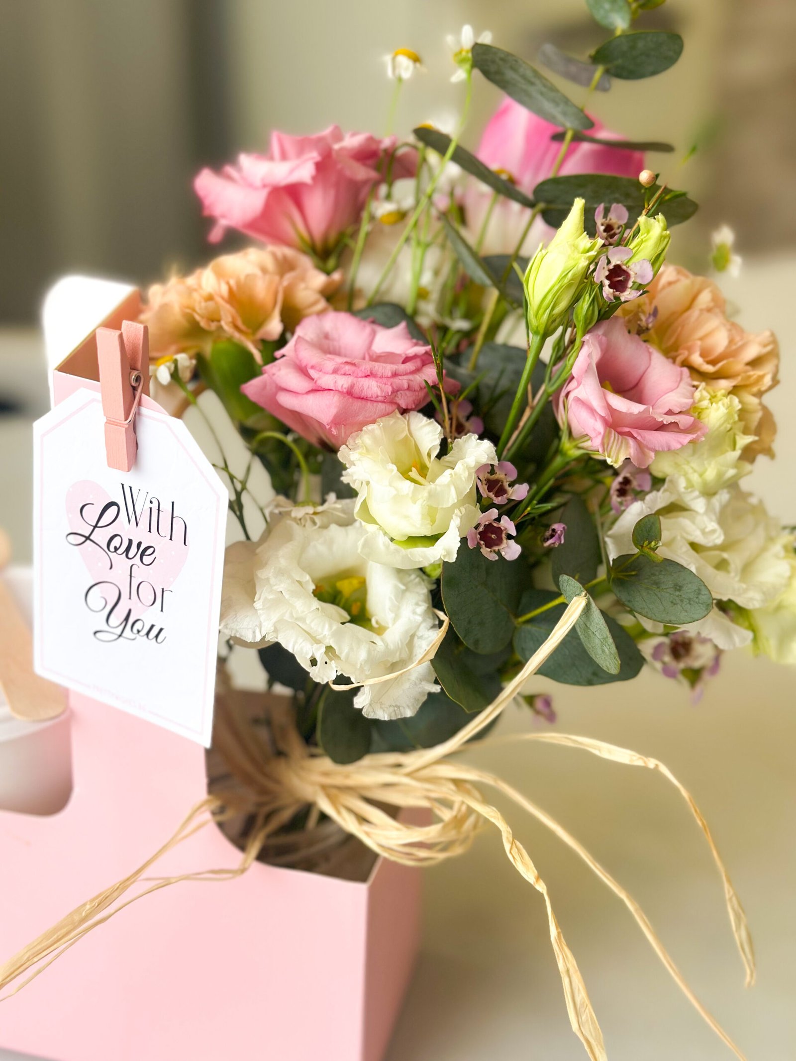 Кутия с букет и мини тортичка в чашка(само лично вземане)