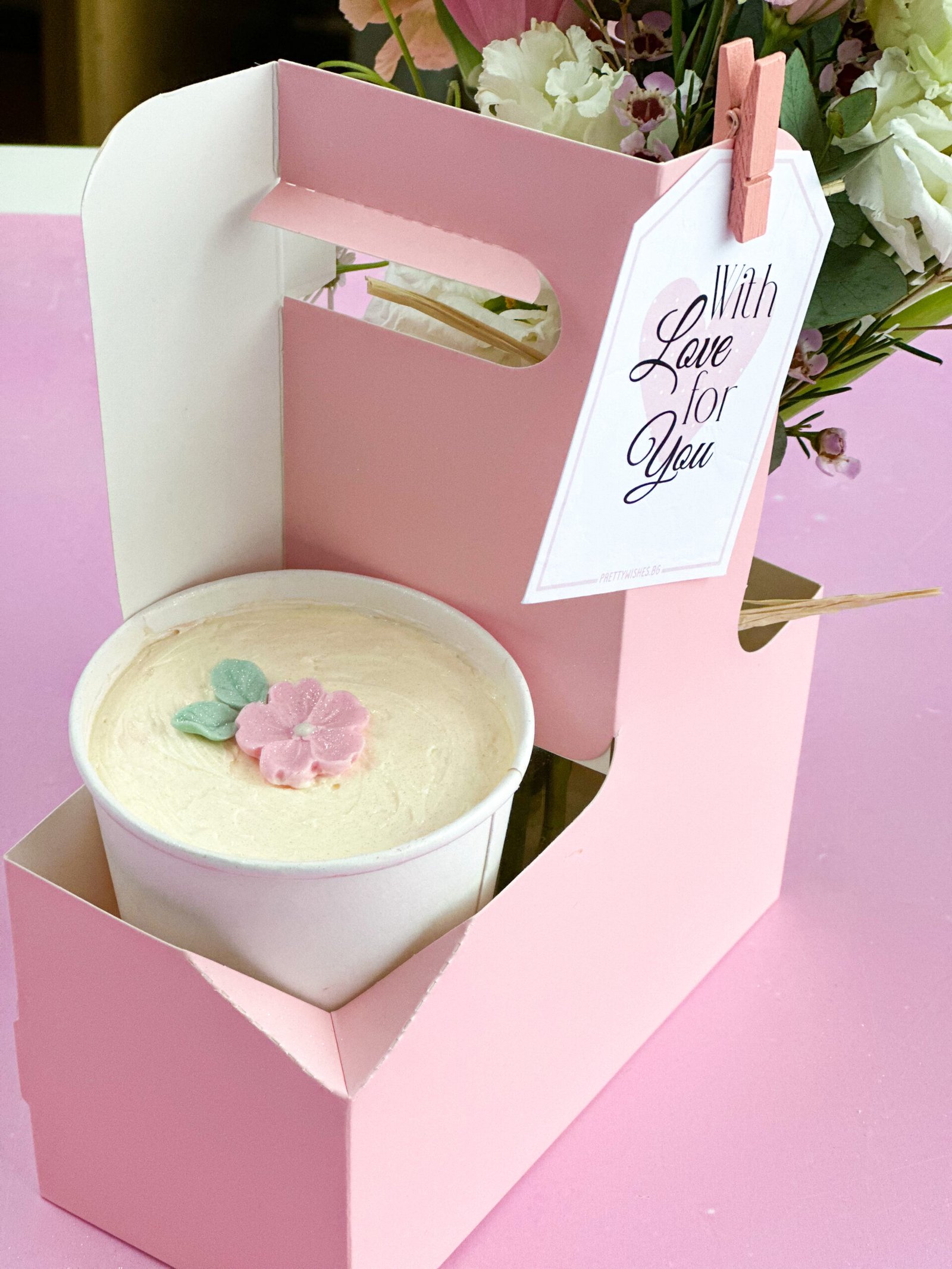 Кутия с букет и мини тортичка в чашка(само лично вземане)