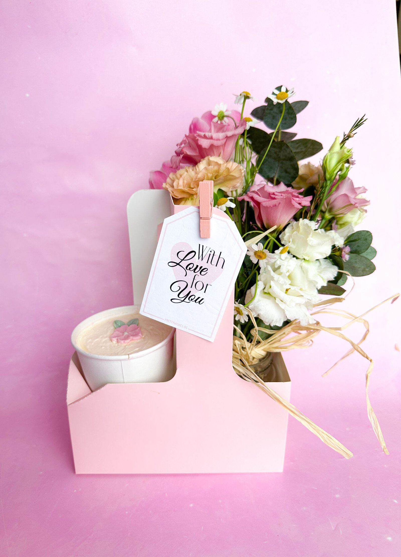 Кутия с букет и мини тортичка в чашка(само лично вземане)